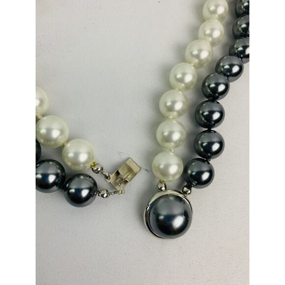 Vintage Dual Strand White and Pewter Chunky Necklace Decorative Clasp 17" - Picture 8 of 9